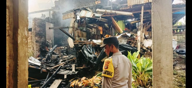 Polsek Talang Padang Identifikasi Kebakaran Rumah di Pekon Sinar Banten